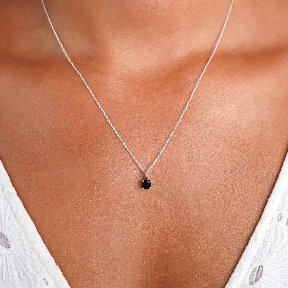 Halskette mit Kristall-Onyx. Schmuck mit schwarzem Edelstein Onyx in edlem Design.