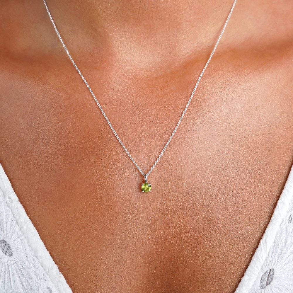  Silberne Halskette mit grünem Kristall-Peridot. Geburtsstein für August Peridot-Halskette.