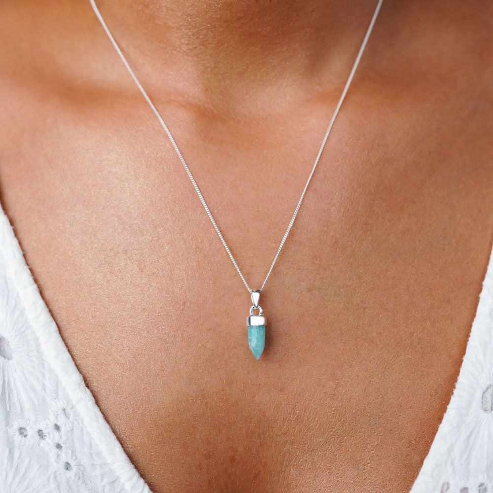 Amazonite necklace with a mini point. Gemstone Amazonite necklace with a beautiful tropical color.Amazonit-Halskette mit Minispitze. Edelstein-Amazonit-Halskette mit einer wunderschönen tropischen Farbe.