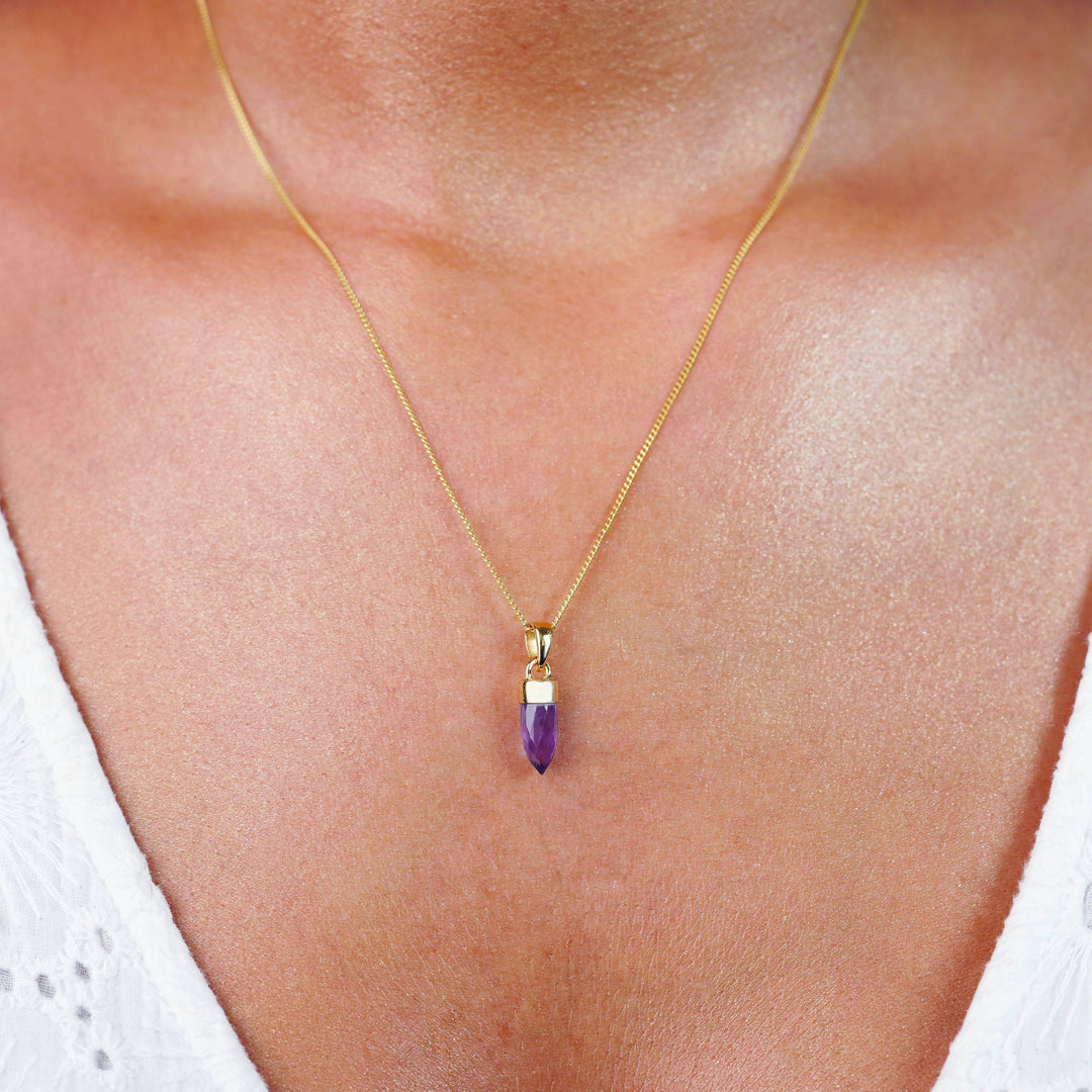 Goldhalskette mit Amethyst-Minispitze. Amethyst-Halskette mit Minispitze und goldenen Details.