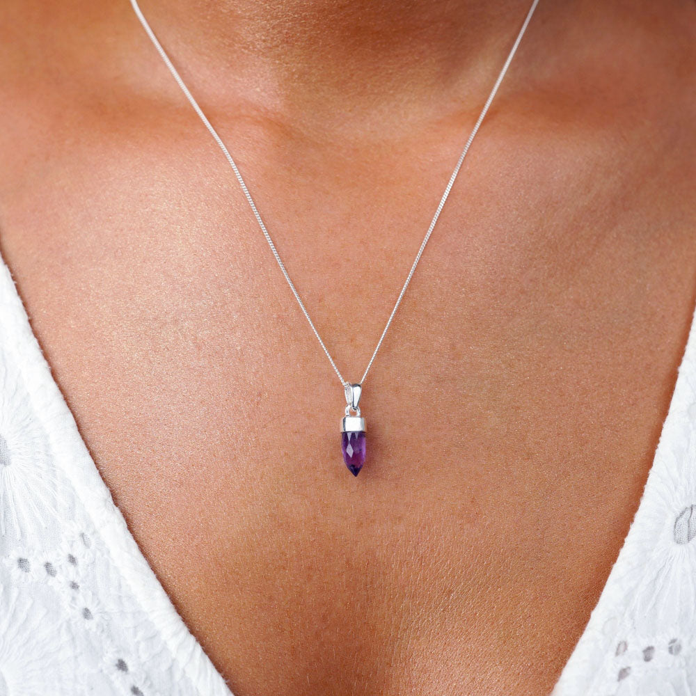 Kleiner Amethyst-Anhänger für Halskette. Kristallhalskette mit violettem Kristall-Amethyst in geschliffener Spitze.