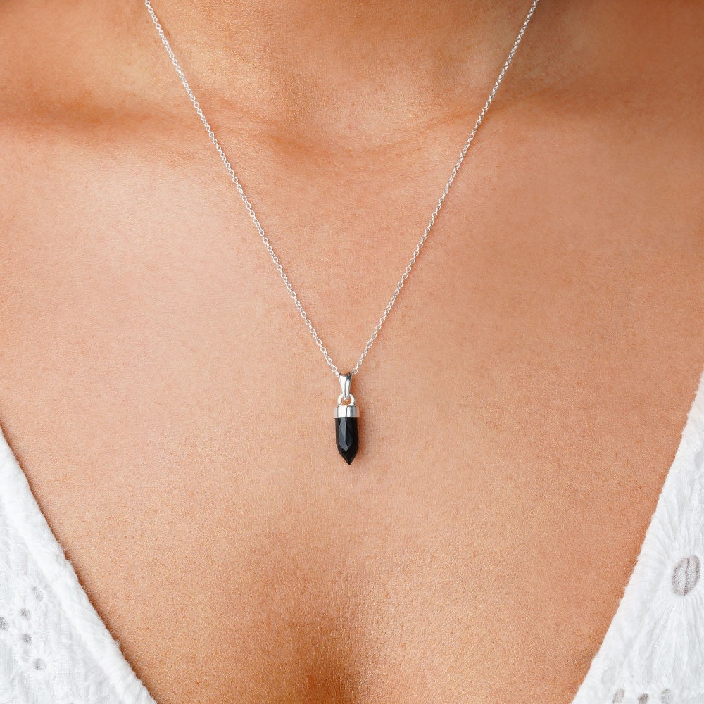 Kristall-Mini-Punkt-Anhänger mit Onyx in Silber zum Tragen als Halskette. Kristallhalskette mit schwarzem Edelstein Onyx.