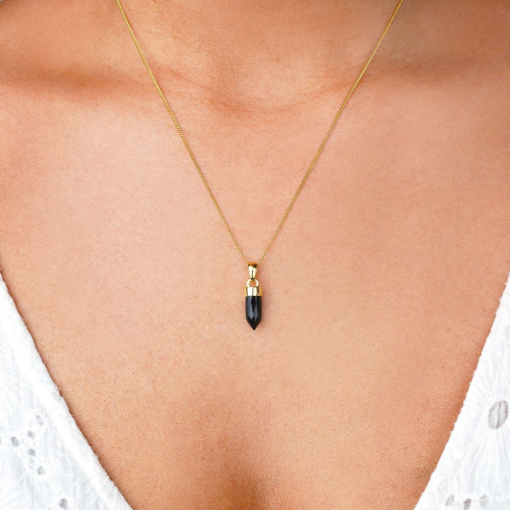 Kristall-Minispitze mit Onyx, einem schwarzen Edelstein, der für Schutz steht. Halskette mit dem schwarzen Edelstein Onyx kann als schützendes Amulett getragen werden.