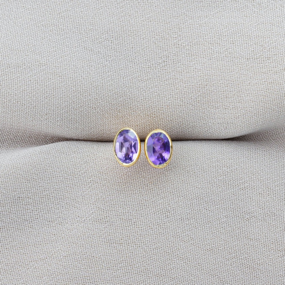 Kristallohrringe mit lila Kristall-Amethyst. Februar-Geburtssteinohrringe mit Amethyst in Gold.