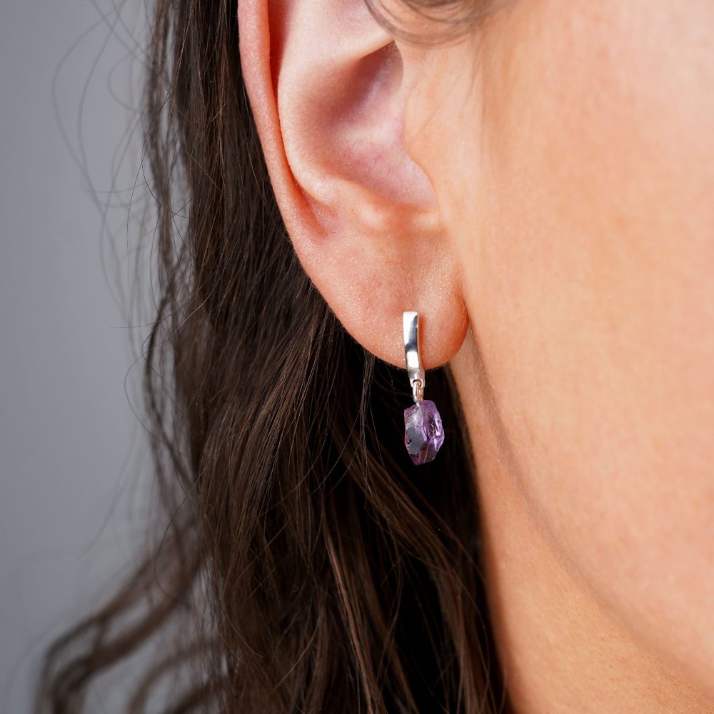 Silberohrringe mit Amethyst, dem Geburtsstein des Monats Februar. Amethyst-Edelstein-Ohrringe aus Silber.