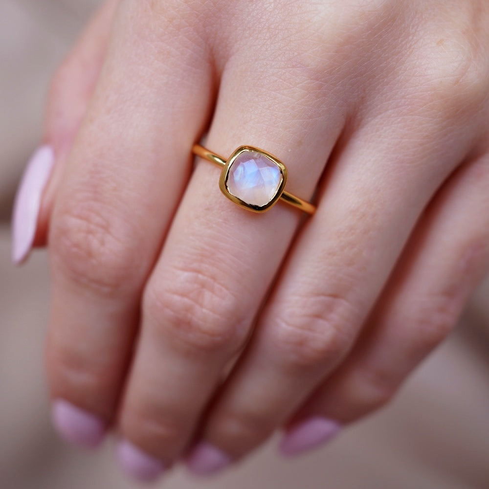 Ring mit dem Mondstein in Gold, dem Geburtsstein des Monats Juni. Eleganter Kristallring mit Regenbogenmondstein in Gold.