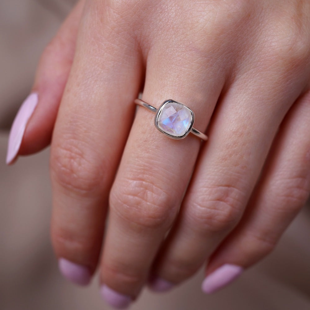 Silberring mit Regenbogenmondstein, der einen wunderschönen Schimmer hat, und dem Geburtsstein des Monats Juni. Ring mit Kristall-Mondstein in Silber mit elegantem Design.