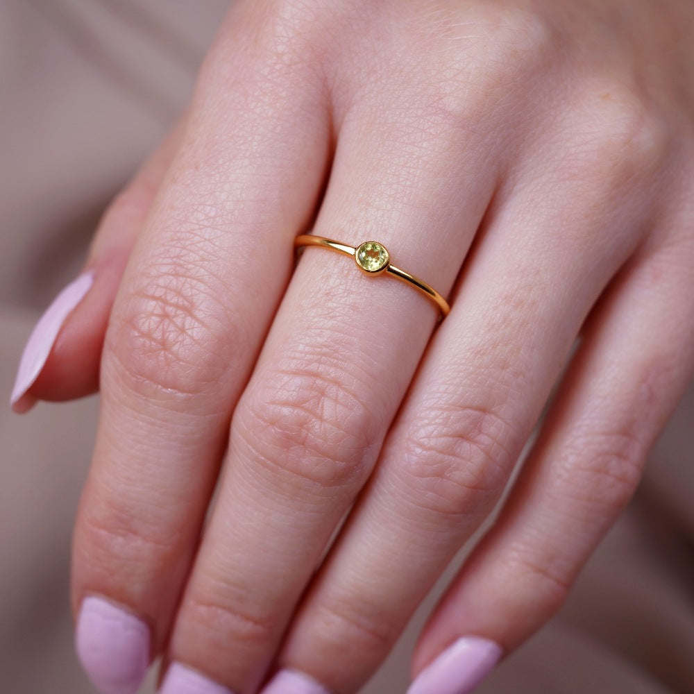  Kristallschmuck mit Ring aus Gold mit Peridot-Edelstein. Moderner Ring aus Gold mit Kristall-Peridot.