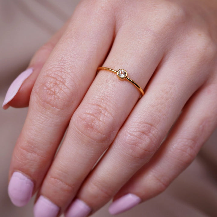 Eleganter Ring aus Gold mit funkelndem Weißtopas-Kristall. Goldring mit weißem Topas-Edelstein, der einem Diamanten ähnelt.