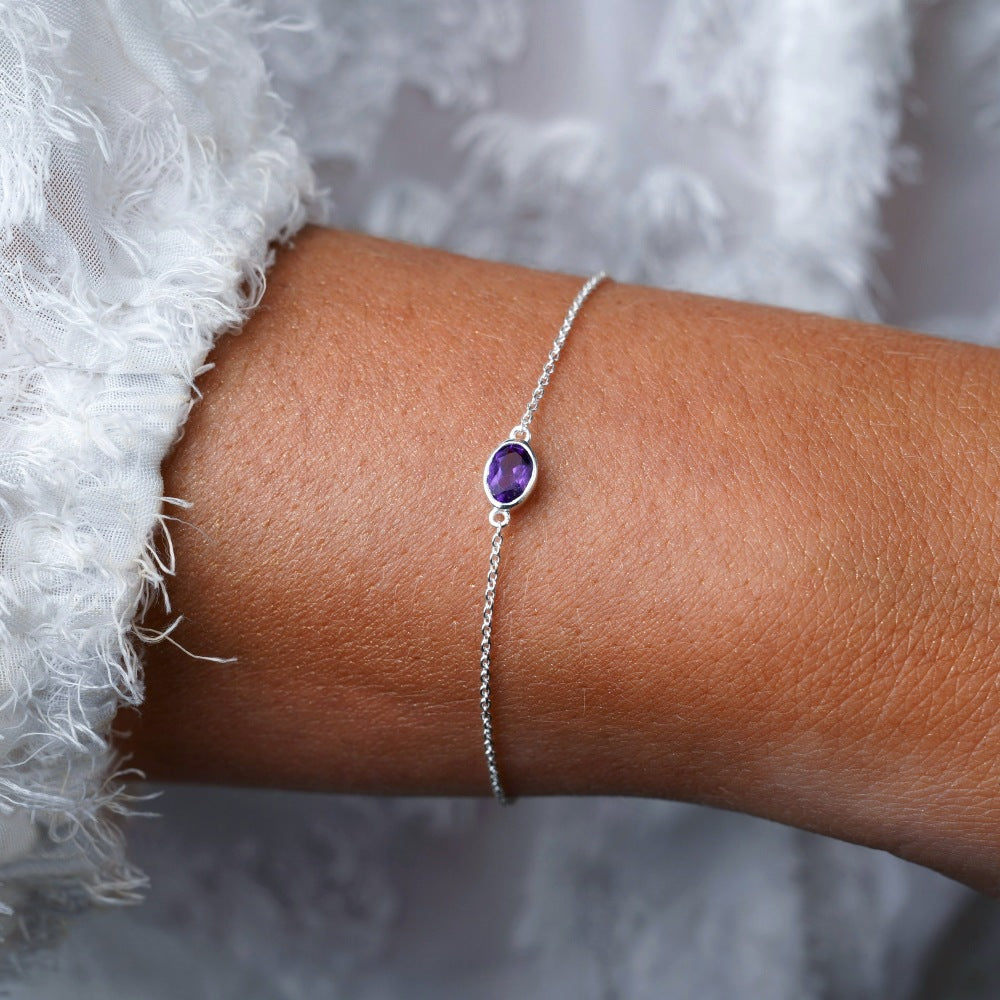 Silberarmband mit violettem Amethyst-Kristall. Armband mit Februar-Geburtsstein Amethyst in Silber.