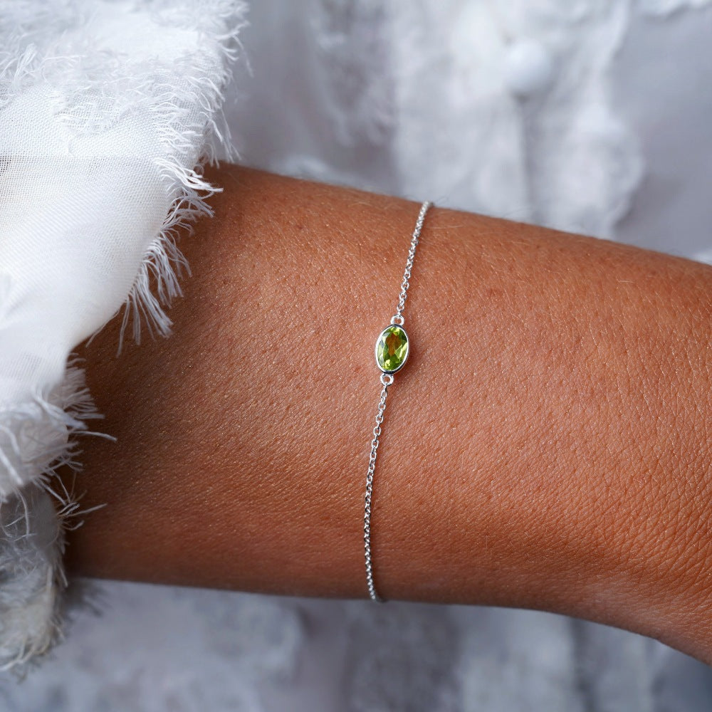 Kristallarmband mit grünem Peridotstein. Silberarmband mit grünem Edelstein Peridot, dem Geburtsstein des Monats August.