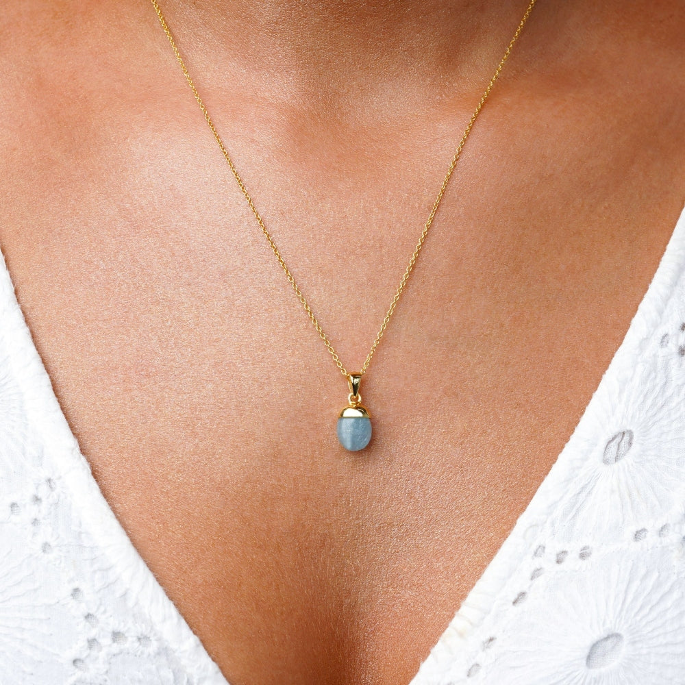 Aquamarin-Kristallschmuck in Gold. Schmuck mit blauem Aquamarin, dem Geburtsstein des März.