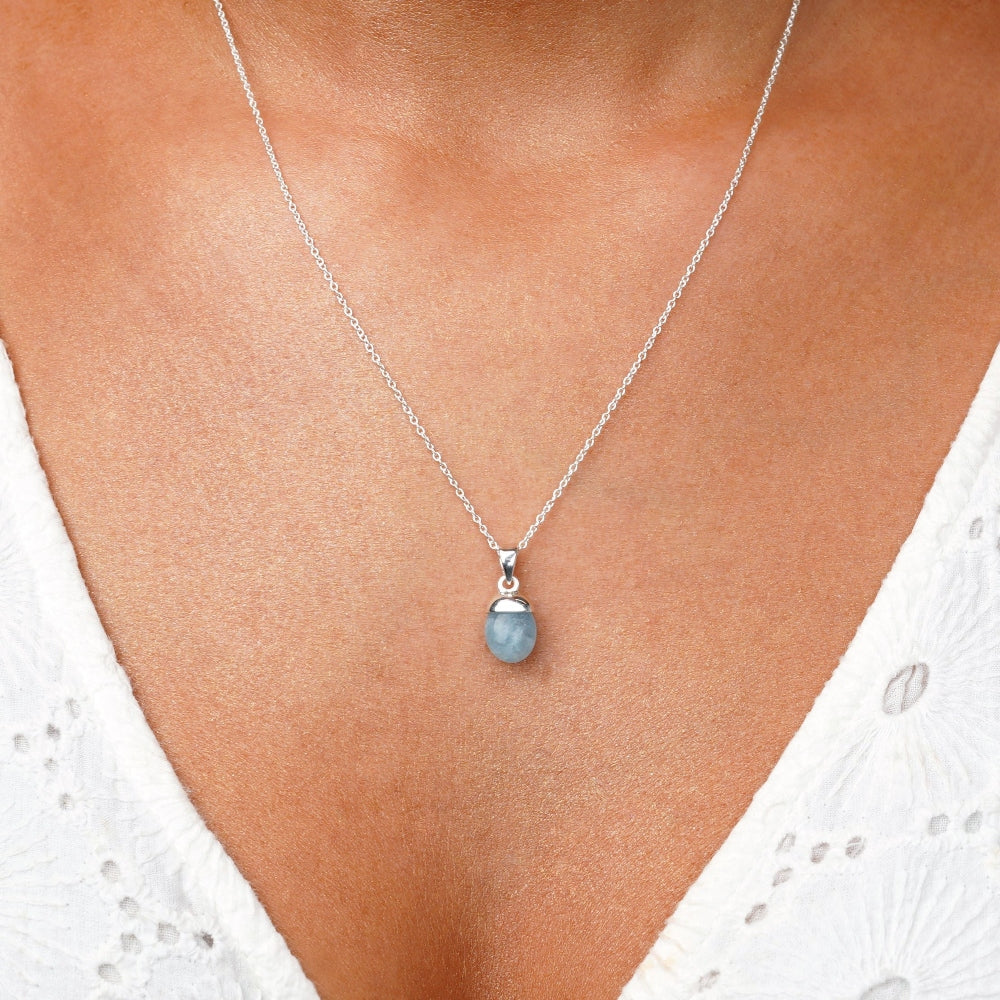 Aquamarin-Halskette aus Silber. Kristallschmuck mit blauem Aquamarinstein zum Tragen als Halskette. Schmuck mit blauem Kristall-Aquamarin, dem Geburtsstein des Monats März.