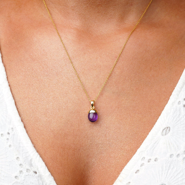 Mit schützenden Energien aufgeladene Amethyst-Halskette. Schmuck mit violettem Amethyst-Edelstein zum Tragen in einer Halskette.