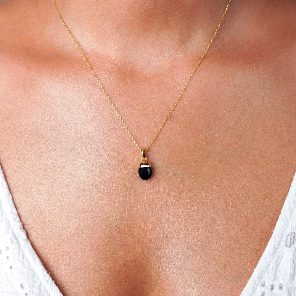 Schmuck mit Onyx in Gold zum Tragen als Halskette, Kristallschmuck mit schwarzem Onyx, dem Geburtsstein des Monats Juli.