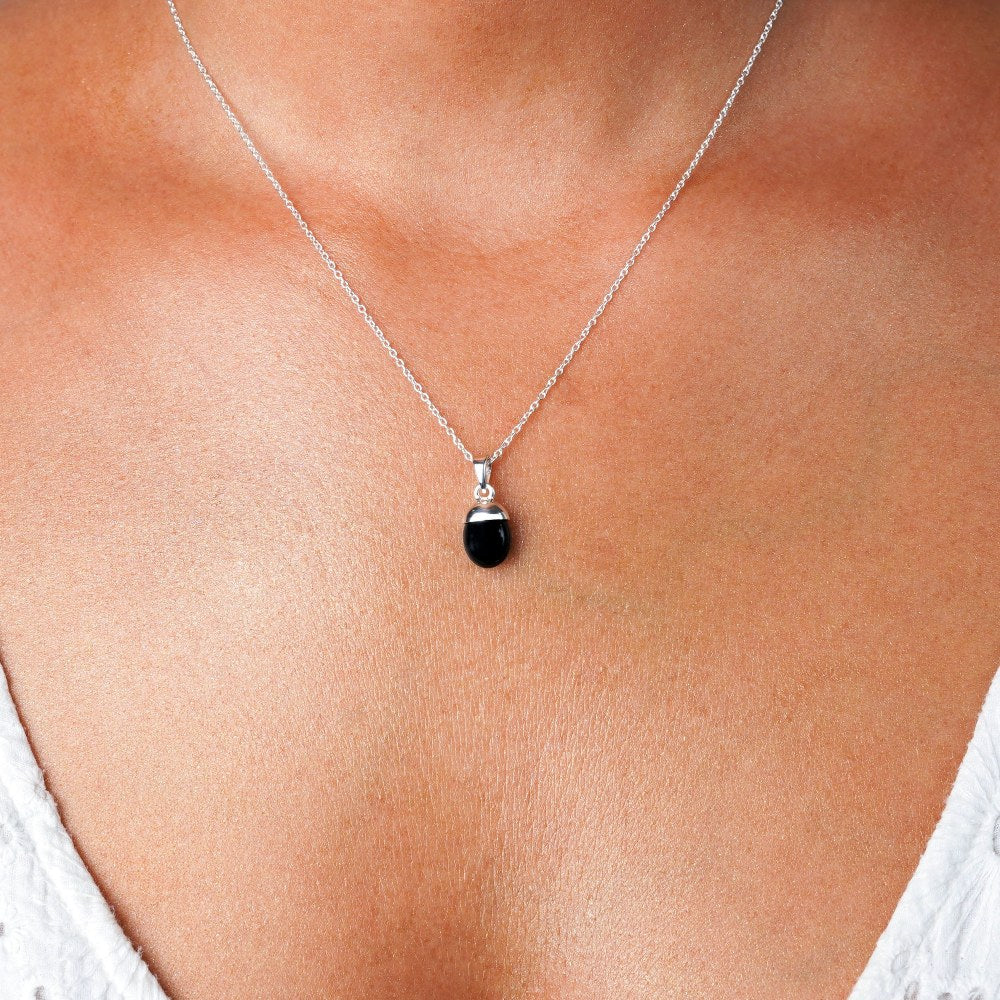 Halskette mit Kristall-Onyx in Silber. Kristallhalskette mit schwarzem Edelstein Onyx, der für Schutz steht.